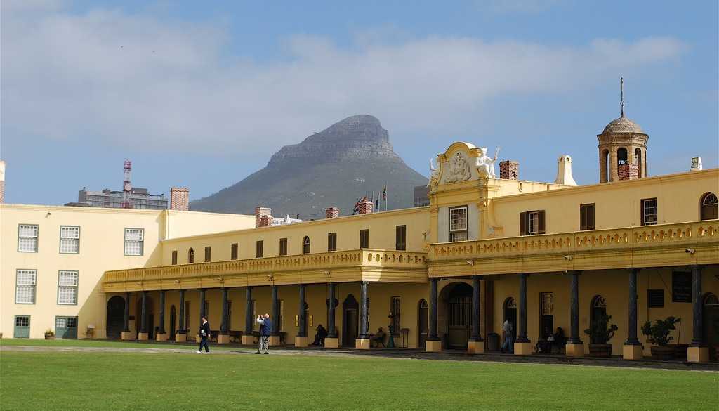 cape-town-castle-with-lions-head-as-backdrop