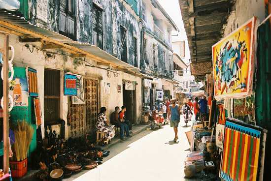 Belebte Gasse in der Altstadt von Stone Town auf Sansibar