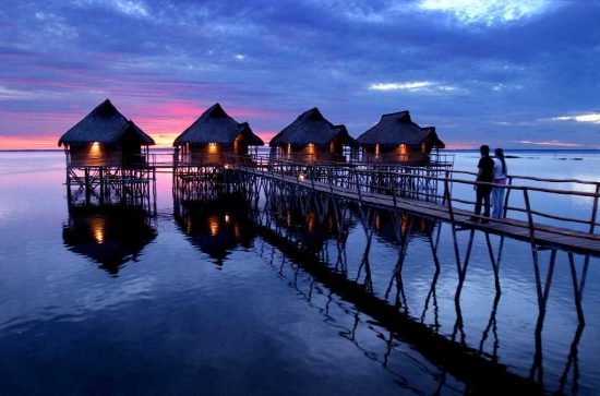 Flamingo Bay Water Lodge im Abendrot