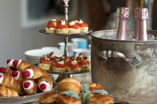 Buffet avec petits fours, mini viennoiseries et champagne rosé à MannaBay.