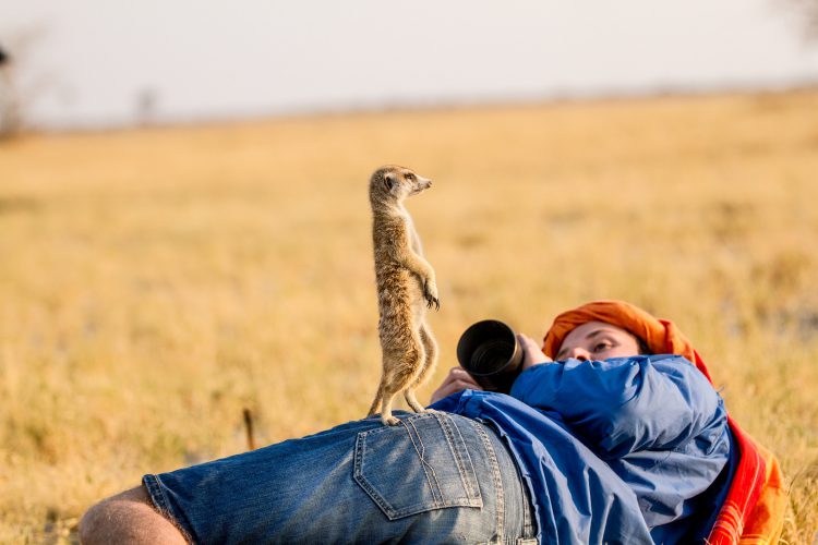 Le photographe de Rhino Africa, Simon Watson en plein action de prise d'images avec un lémurien.