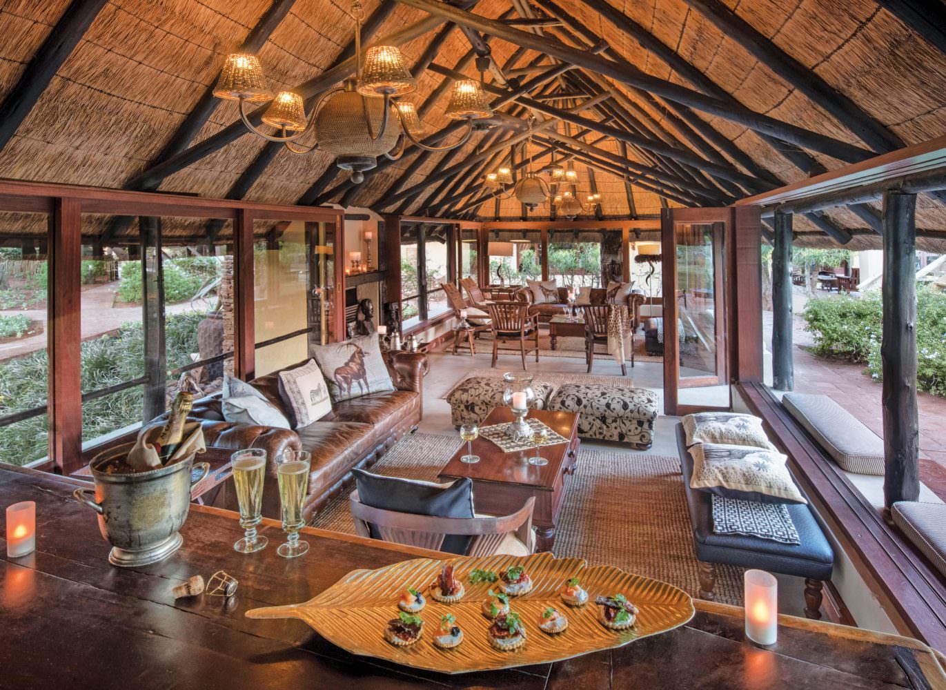 O luxuoso bar de King's Camp na Reserva Privada Timbavati