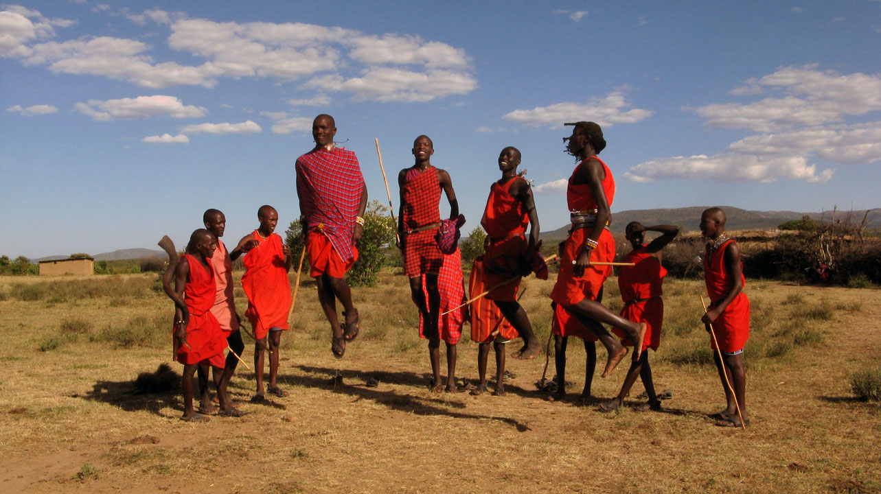 Groupe de Maasai sautant en l'air