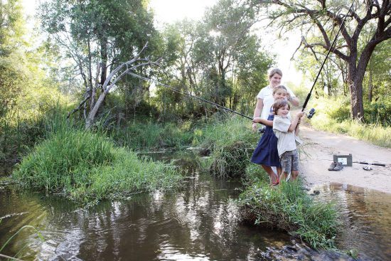 Mutter mit zwei Kindern beim Angeln im Sabi Sand Game Reserve