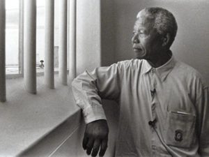 Visiter Robben Island, l'île du Cap où Nelson Madela a été emprisonné pendant 18 ans. Ici, portrait de Nelson Mandela dans sa cellule. 