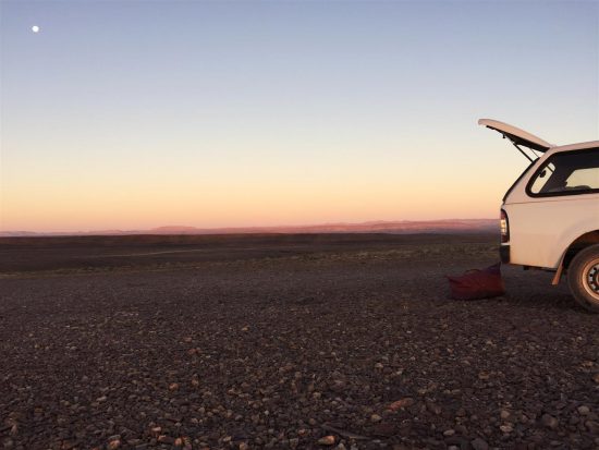 4x4 et coucher soleil sur le fish river-canyon en namibie