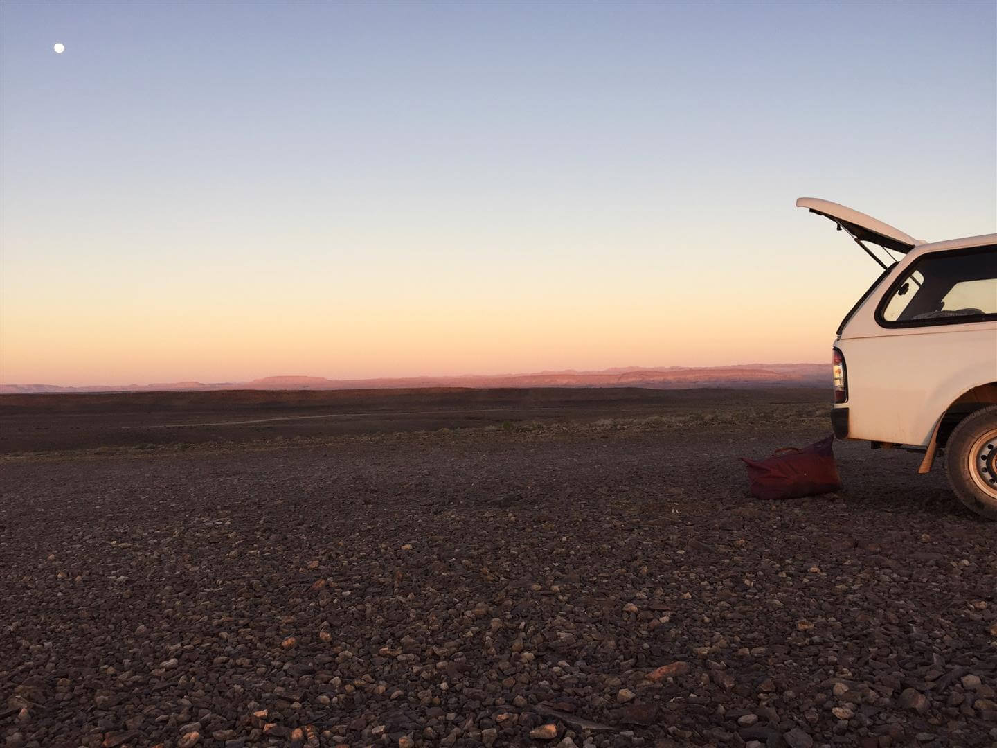 4x4 garé au fish river canyon en namibie au coucher du soleil