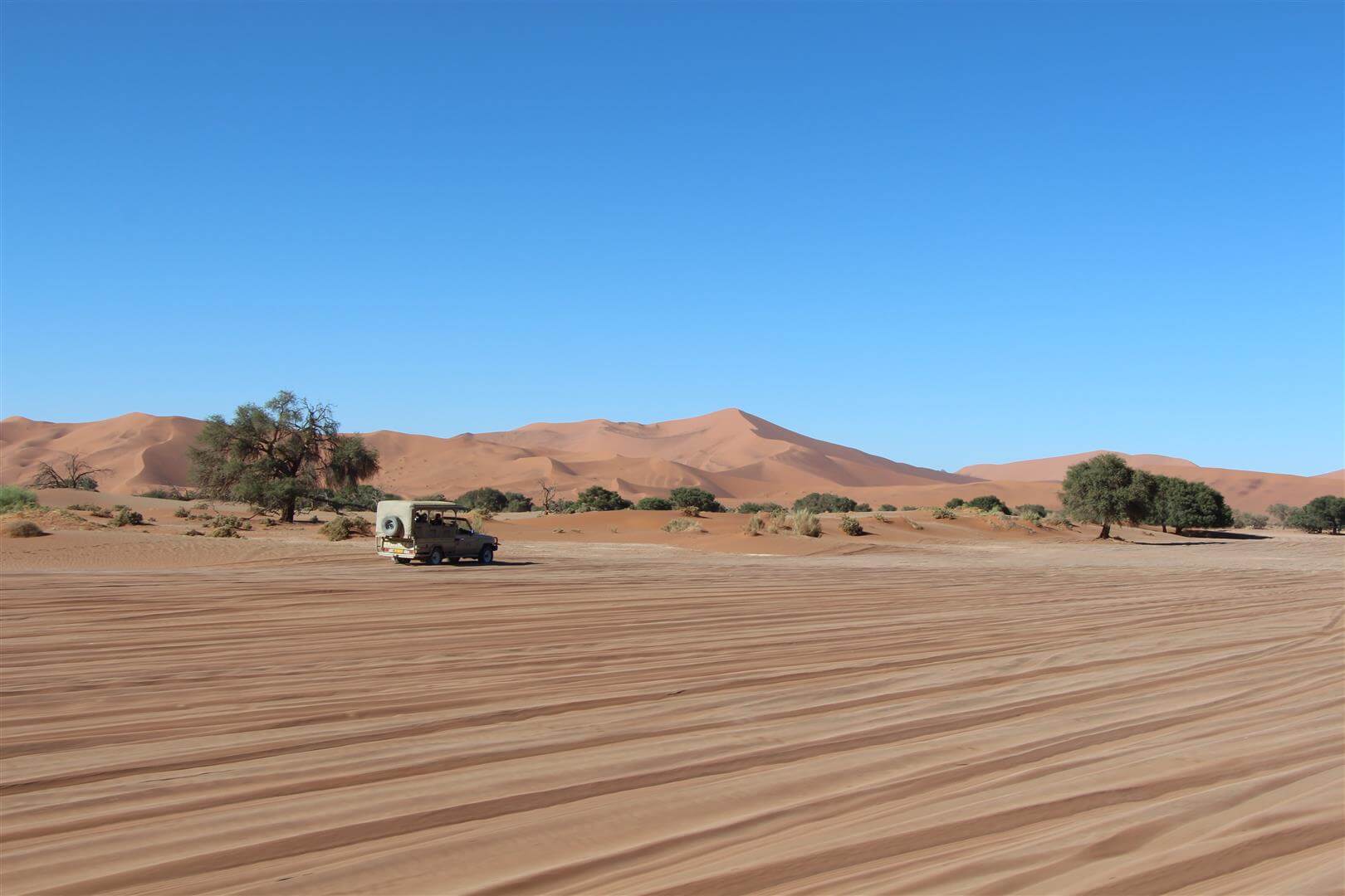 4x4 sur route dans les dunes de sable à sossuvlei en namibie