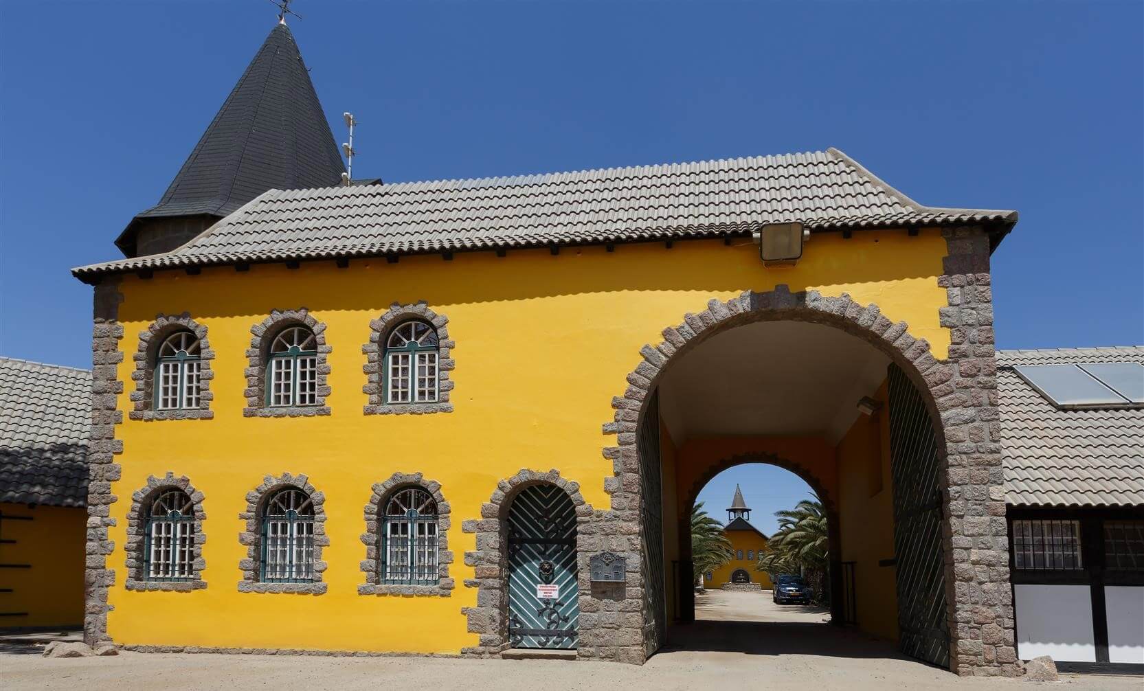 bâtiment jaune architecture coloniale allemande à swakopmund namibie