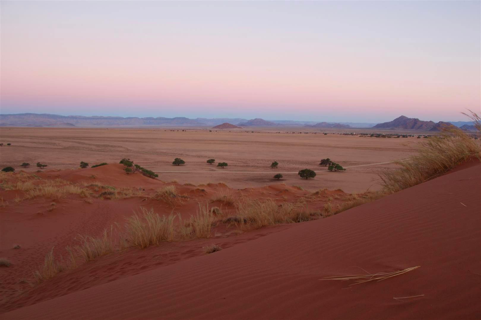 coucher de soleil sur les dunes rouges de sesriem namibie