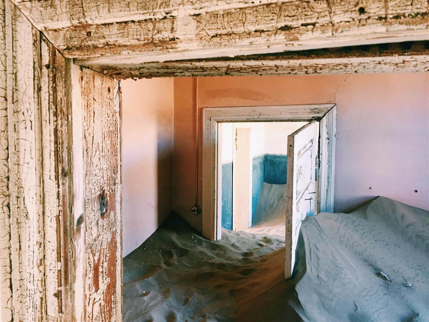 maison remplie de sable au village abandonné kolmanskop en namibie