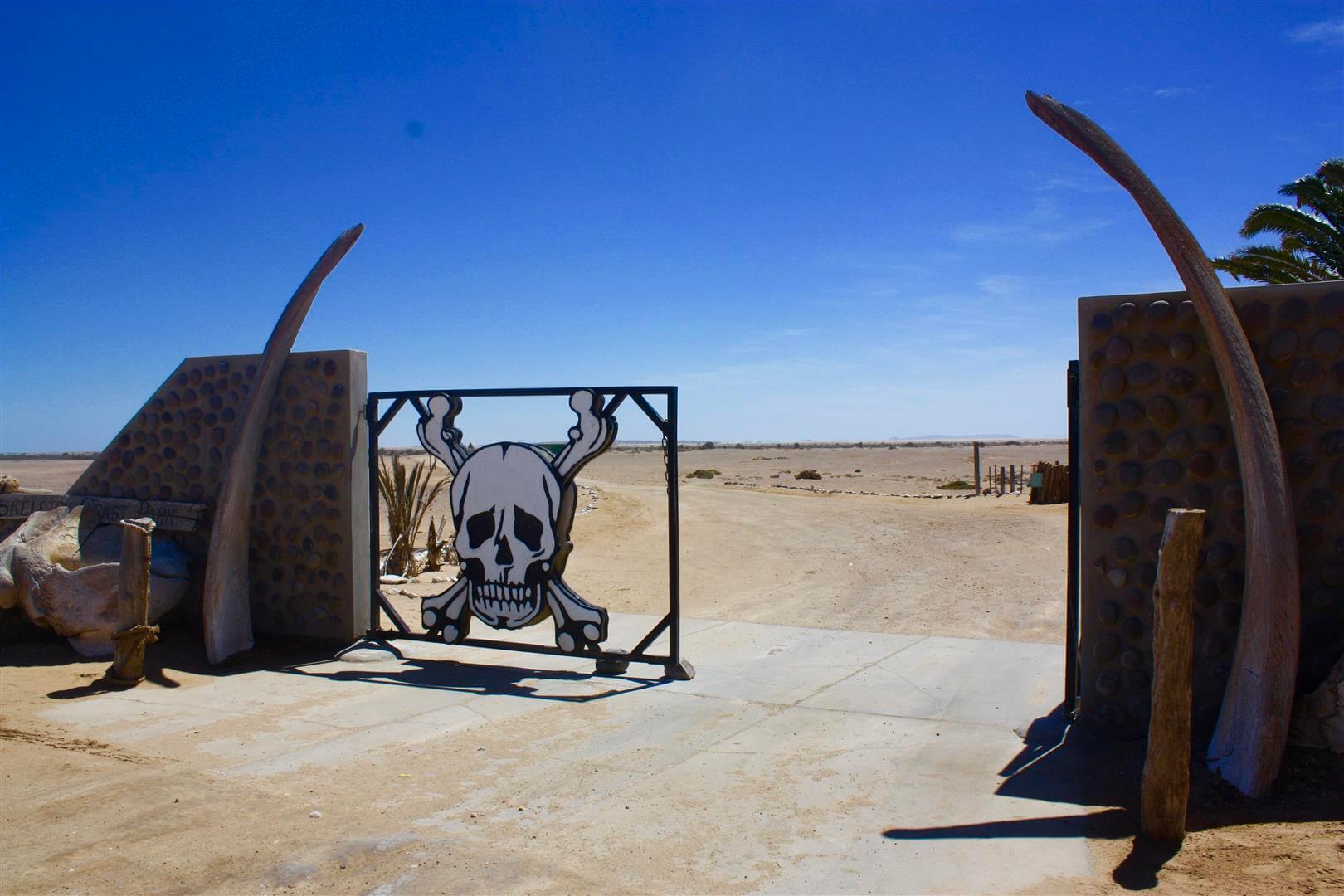 porte décorée paysages désertiques de la côte des squelettes namibie