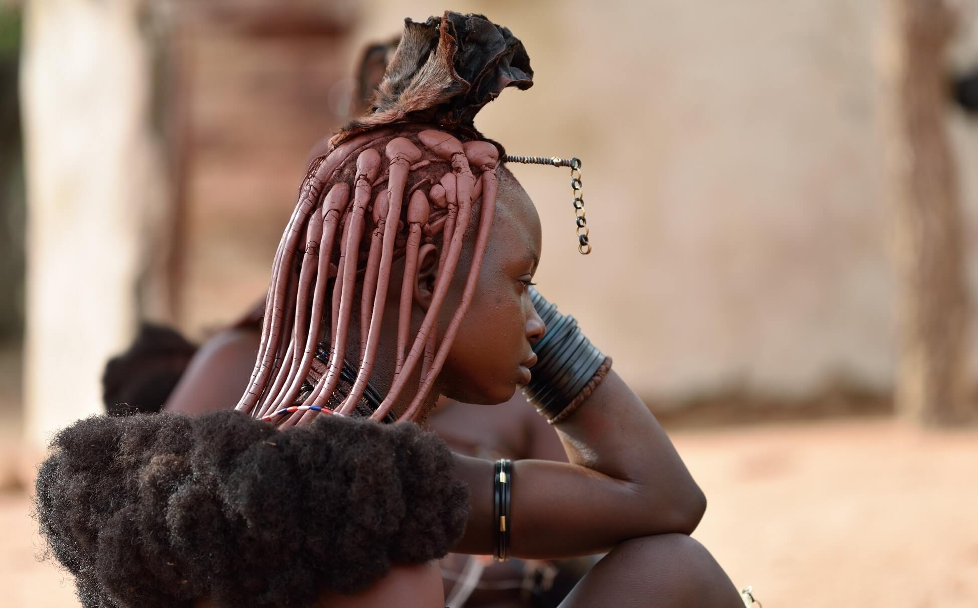 Femme Himba en habits traditionnels proche de la rivière de Kunene au Nord de la Namibie