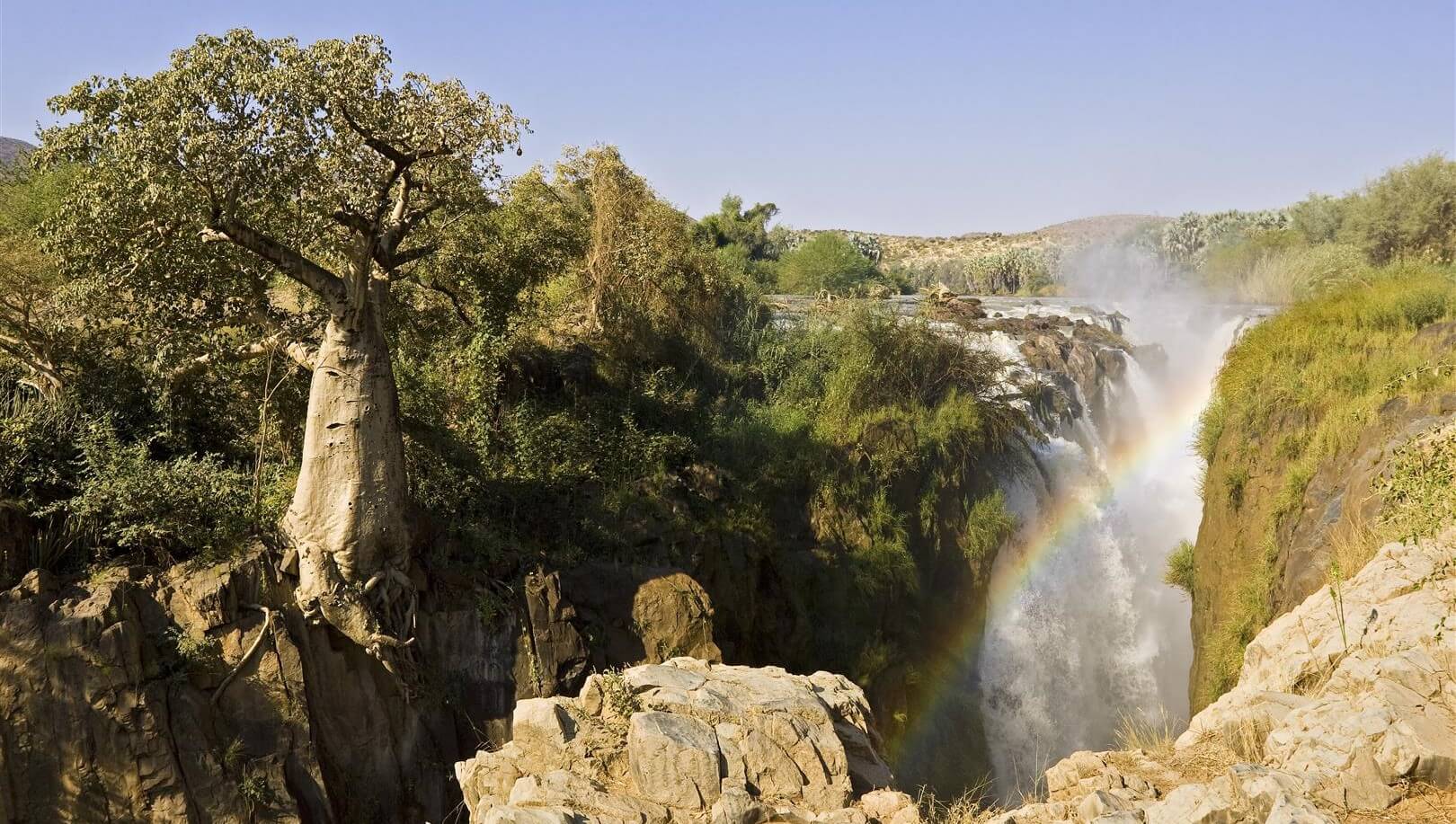 Rivière et cascade de Kunene au Nord de la Namibie