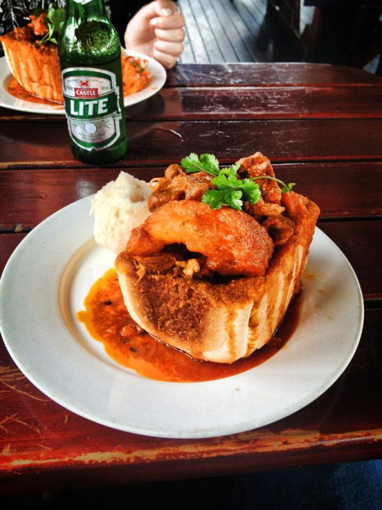 Traditionelles Curry in einem Leib Weißbrot - Bunny Chow