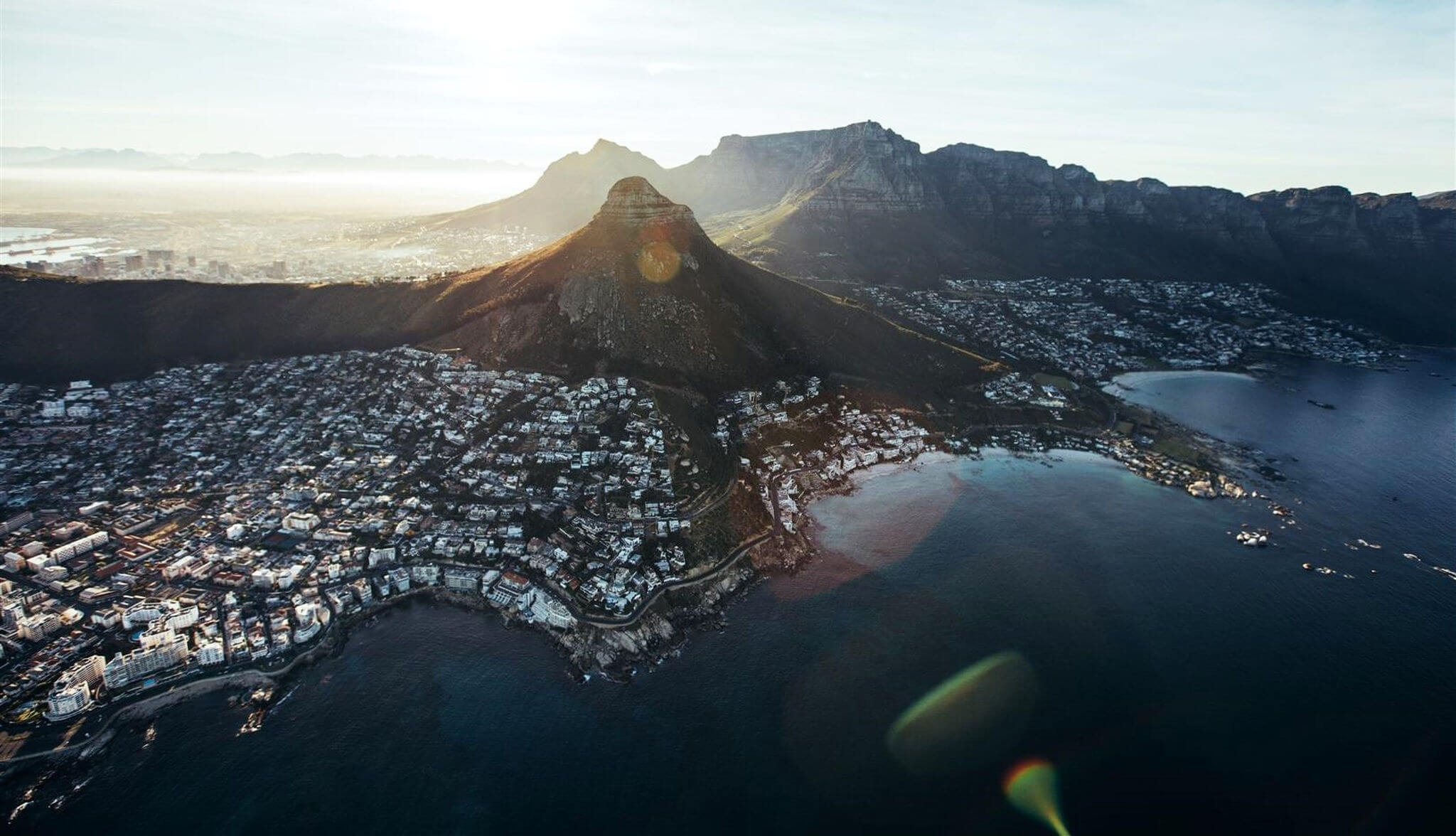 Vue panoramique depuis le ciel de la ville du Cap au lever du soleil. 