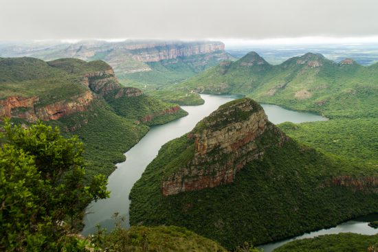 Blick auf den grünen Blyde River Canyon, durch welchen ein Fluss fließt