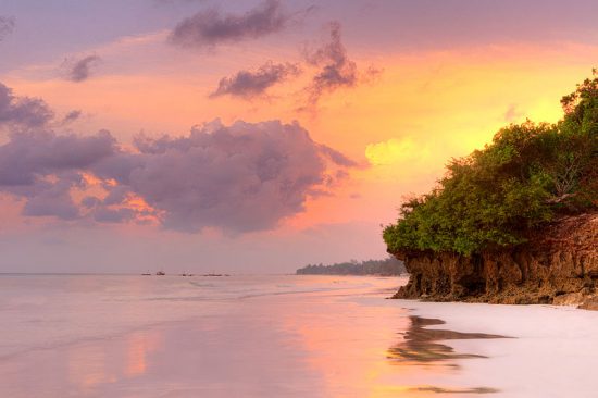 Ein traumhafter Sonnenuntergang am Diani-Strand in Kenia