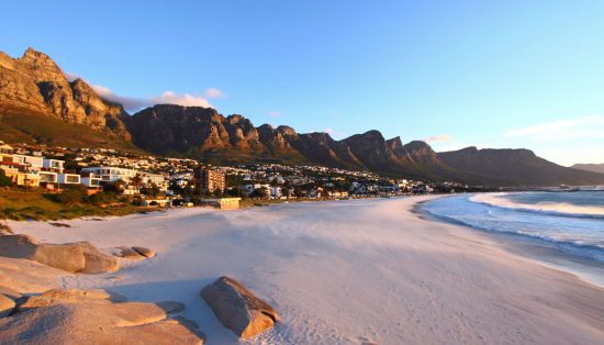 Camps Bay, la playa donde Yorkie y Kelly pasan algunos de sus momentos más mágicos