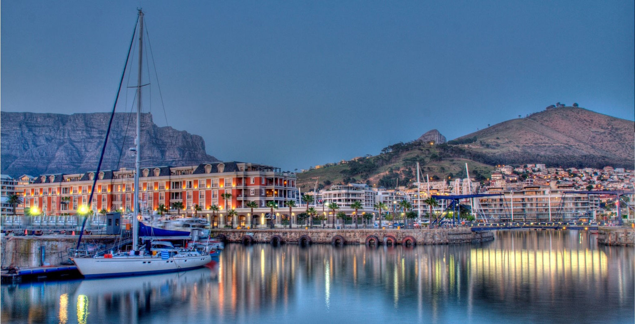 Panoramique de Table Mountain, Signal Hill et Lion's Head depuis V&A Waterfront