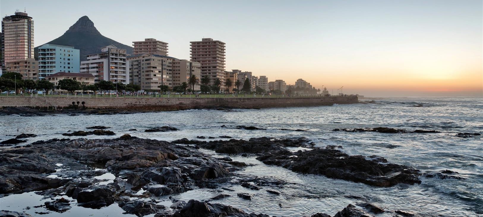 Vue depuis la promenade de Sea Point avec Lion's Head en arrière plan : un incontournable du Cap. 