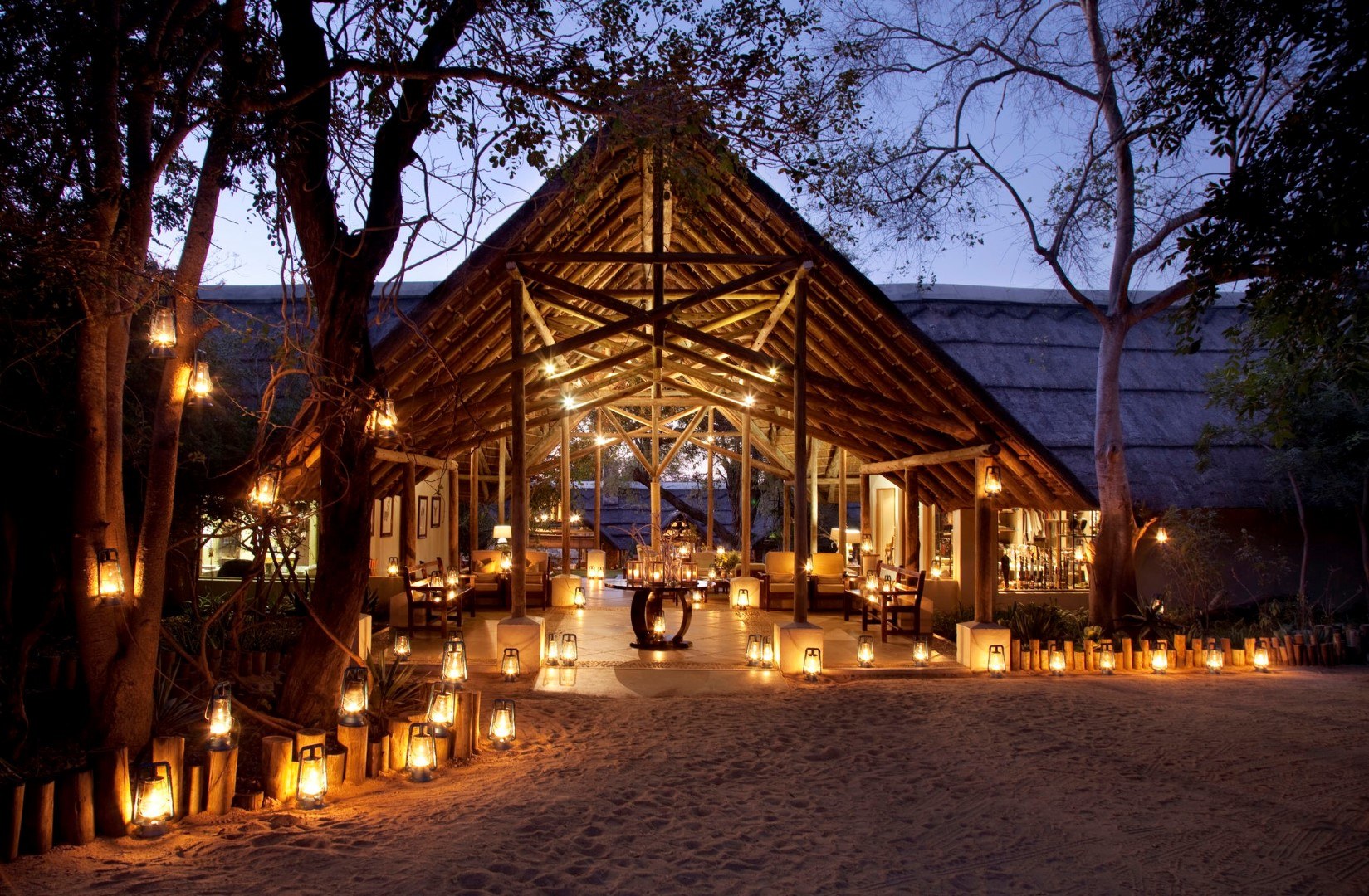 Entrée de Thornybush Game Lodge éclairée par des bougies idéal pour un safari en famille au Parc Kruger