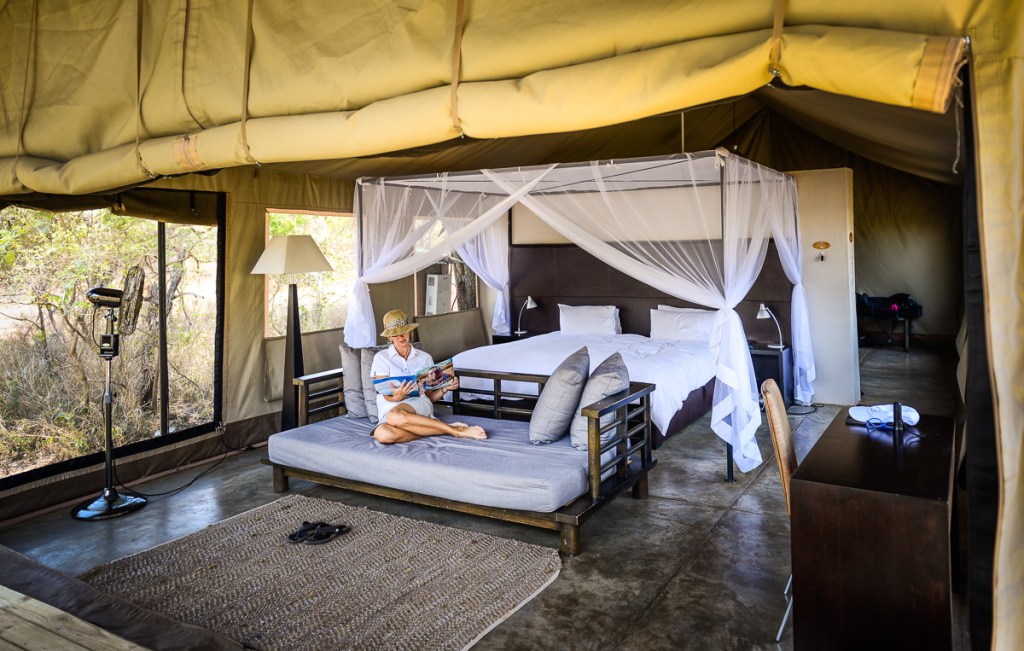 Vue de l'intérieur d'une tente au Honeyguide Khoya Moya Camp