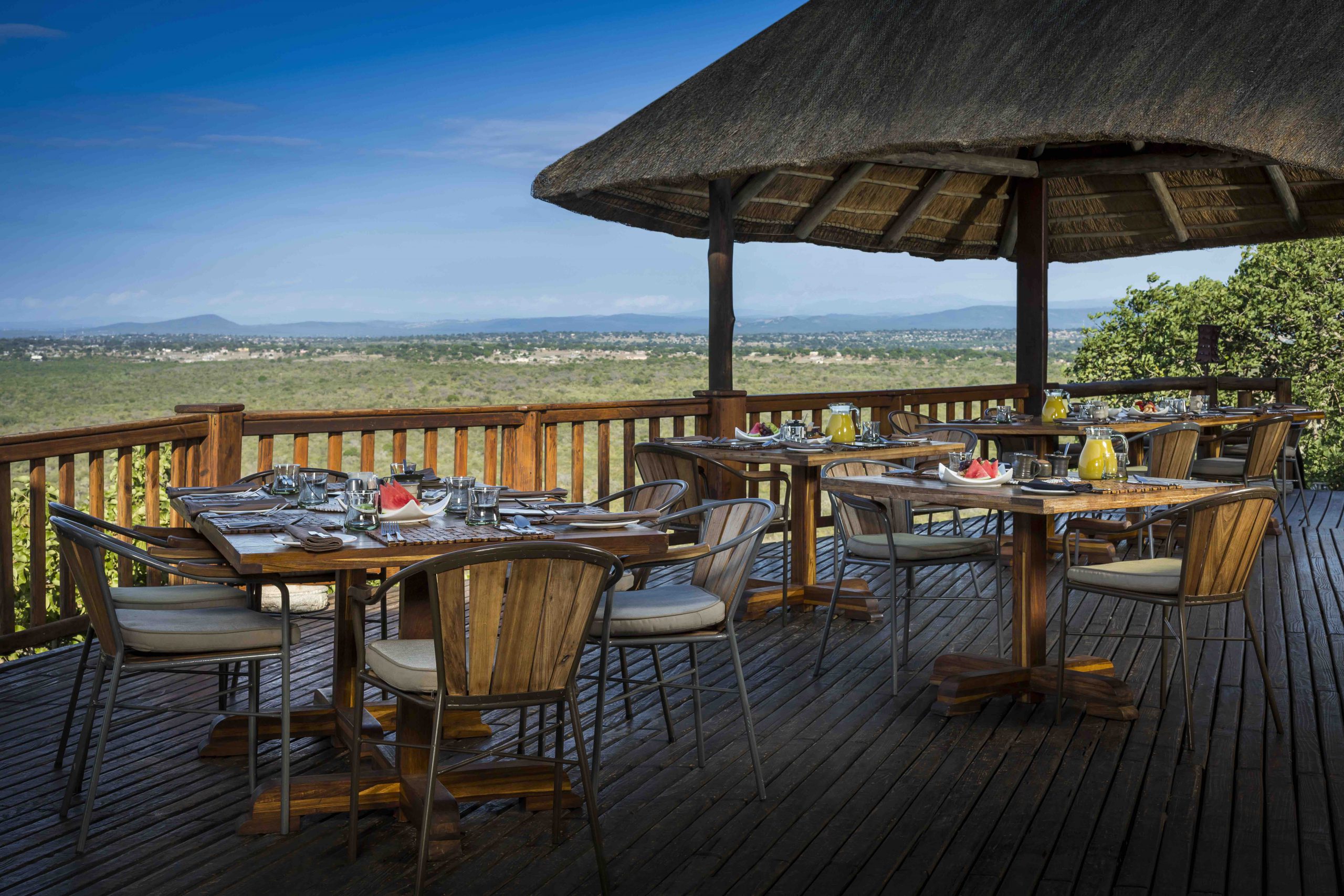 Petit déjeuner sur la terrasse du Ulusaba Rock Lodge