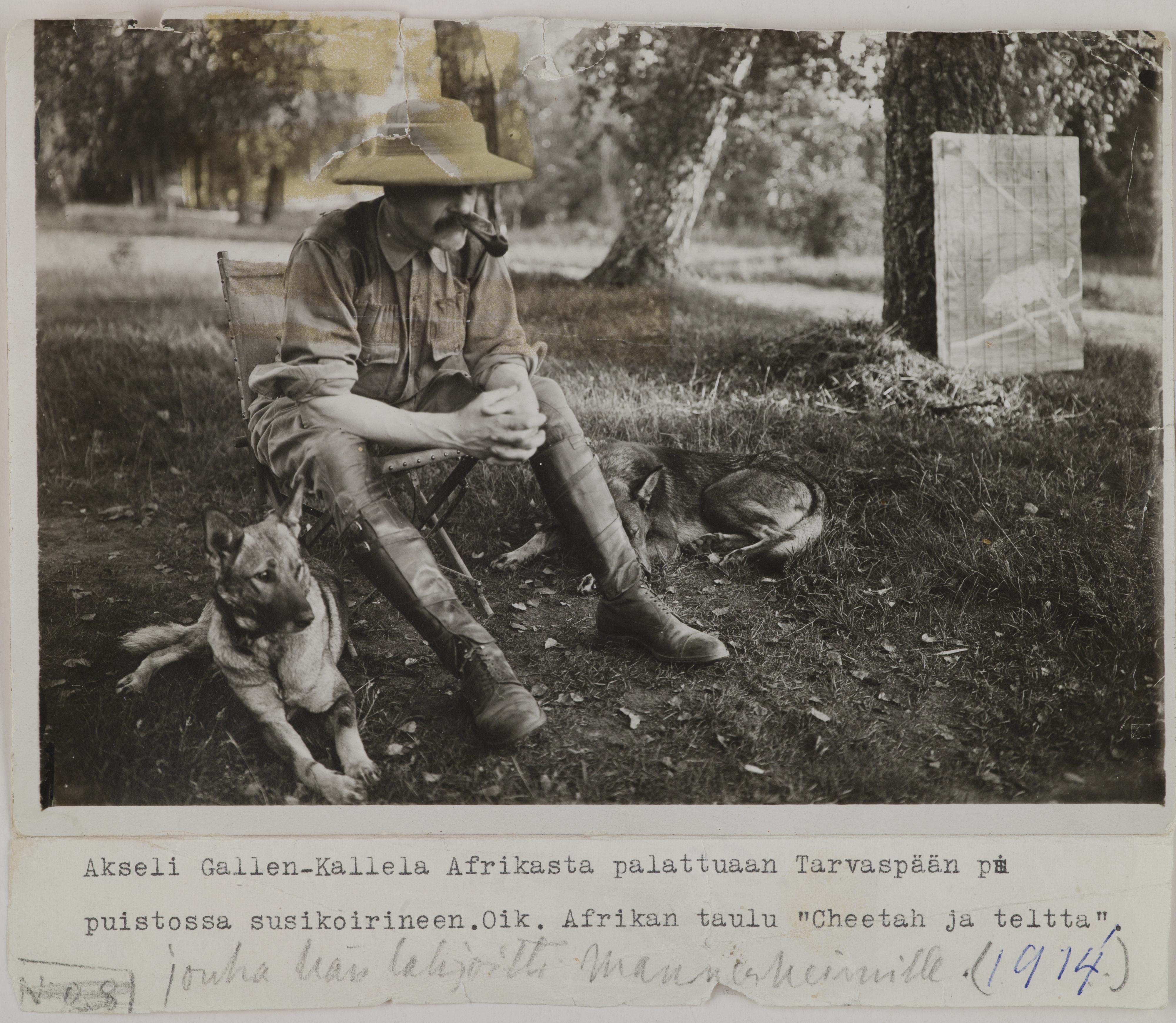 Altes Foto von einem Mann und seinem Schäferhund im Urlaub aus dem Jahr 1914