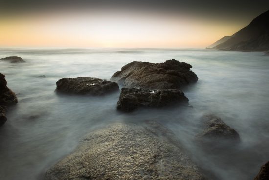 Fumée sur l'eau et vue sur l'Océan du Cap.