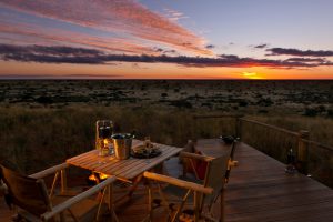 Dîner aux chandelles dans la brousse dans le parc Tswalu, Kalahari, Afrique du Sud