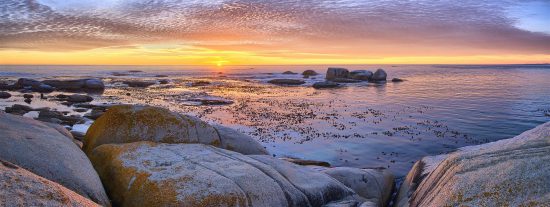 Sonnenuntergang über dem Atlantik in Camps Bay, Kapstadt