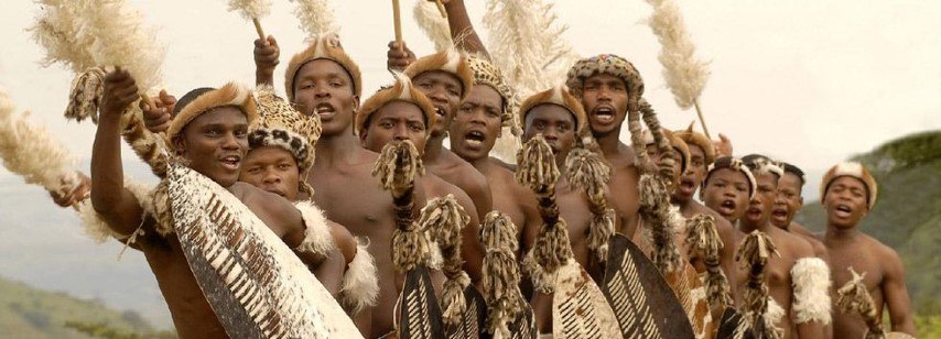 Zulus in traditioneller Kleidung