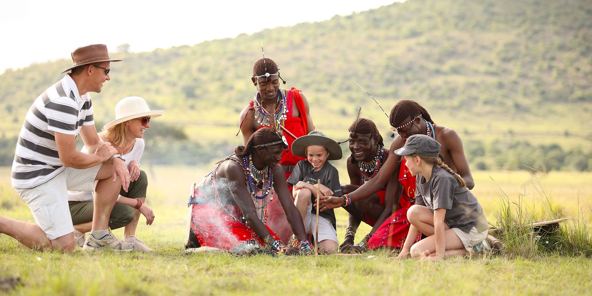 Familia interactua con un grupo de masáis en Kenia