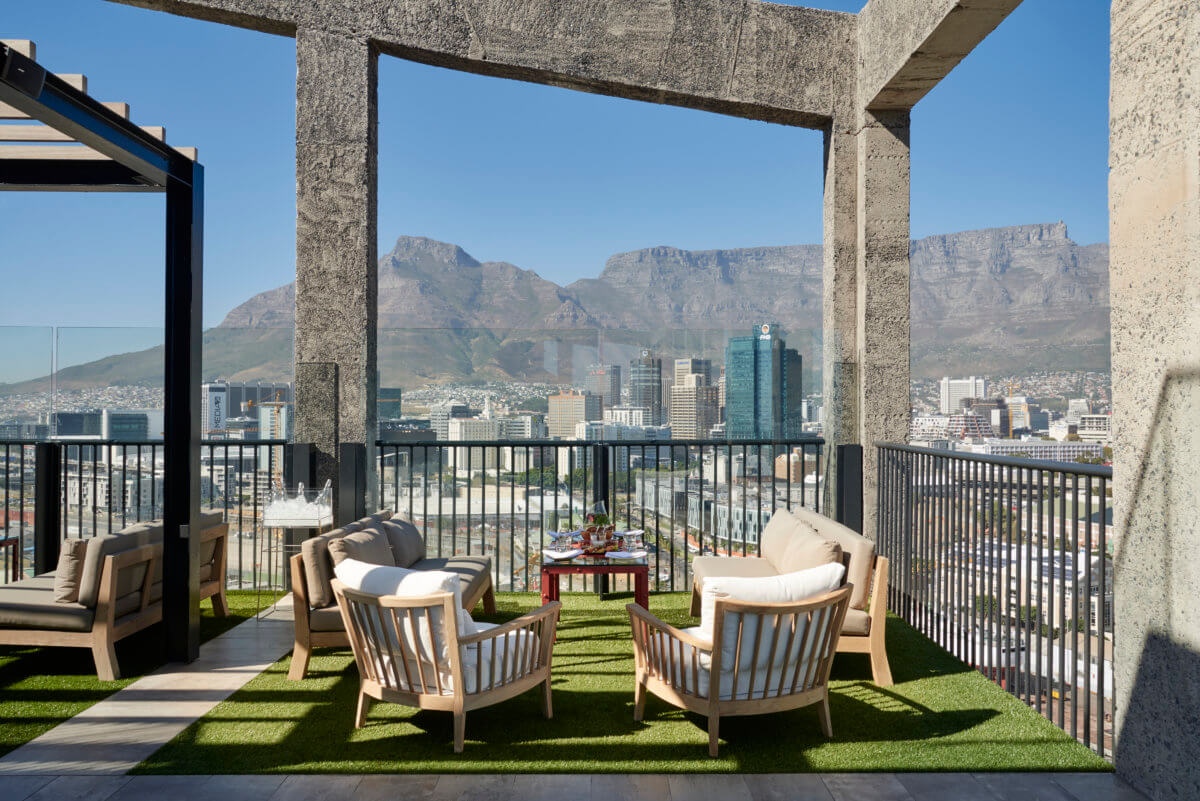 Die romantischsten Aktivitäten in Kapstadt: Silo Hotel Rooftopbar mit Ausblick auf den Tafelberg