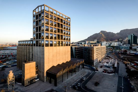 Das Silo Hotel an der Waterfront vor blauem Himmel und einem Teil des Tafelbergs