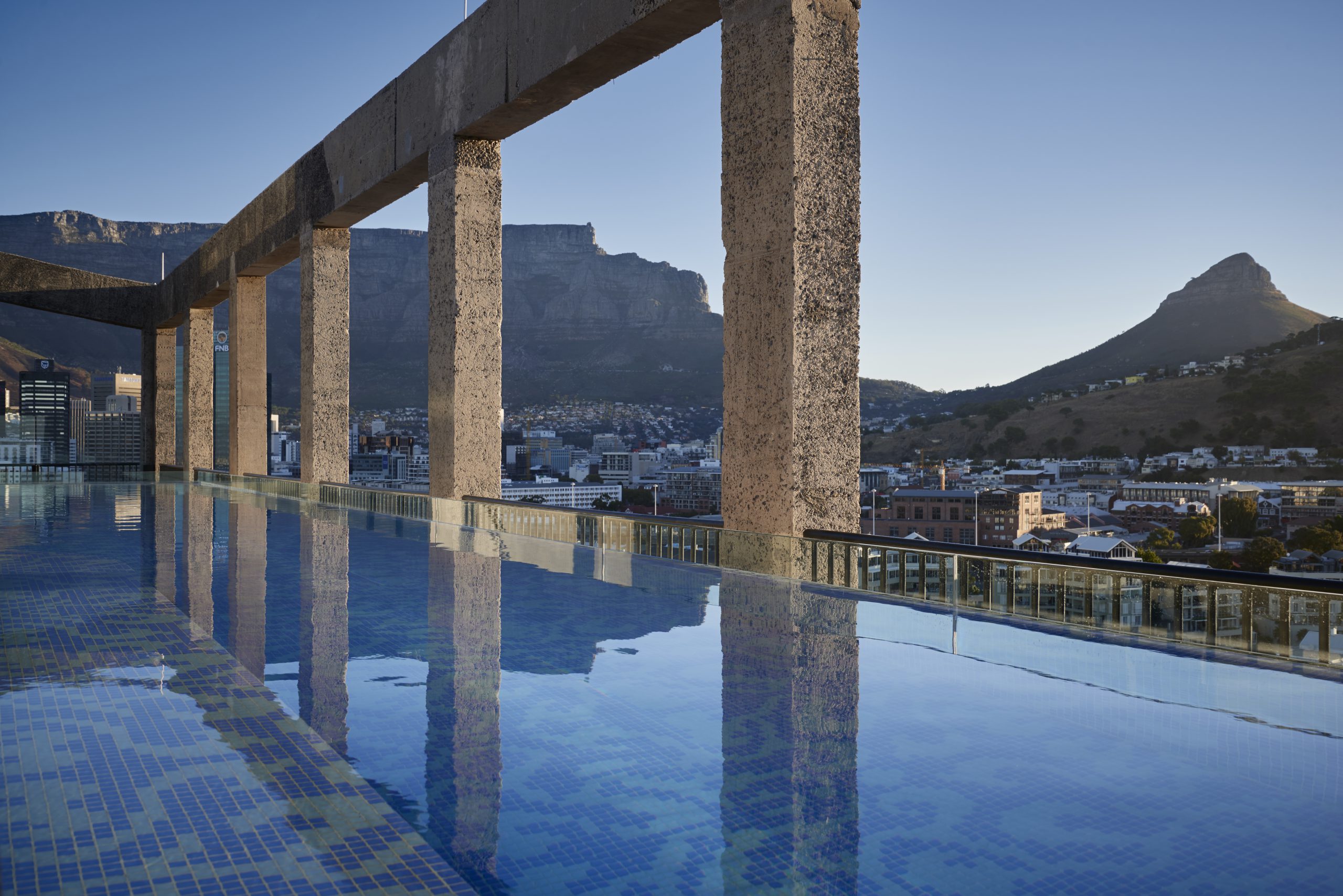 Vue du Cap avec Table Mountain en arrière-plan depuis la piscine du Silo Hotel, au V&A Waterfront