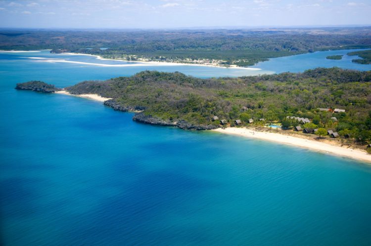 Blaues Meer und ein wenig Festland auf Madakaskar