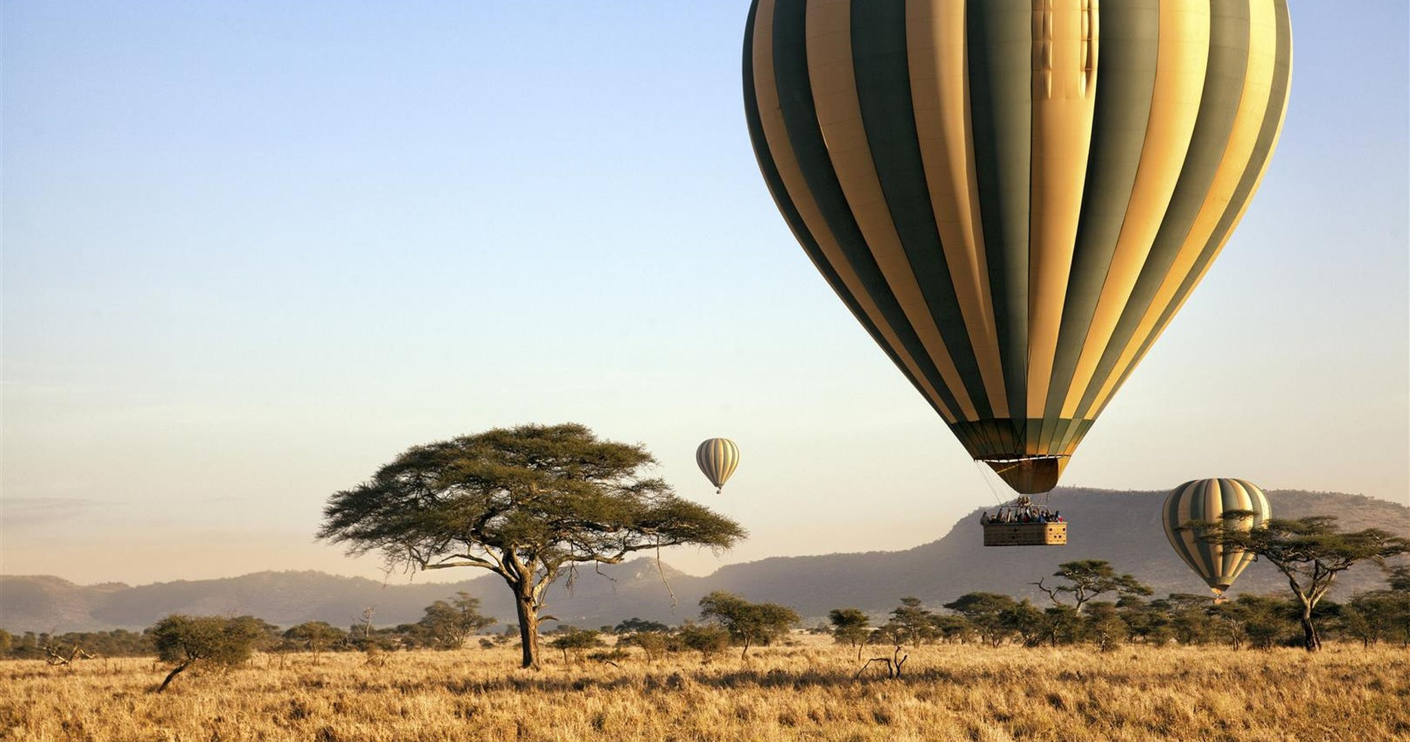 Gehört mit zu den außergewöhnlichen Safaris in Afrika: Heißluftballons über der Savanne in Kenia