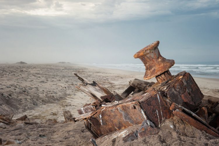 Ein Teil eines Schiffswrackes am Strand von Namibia