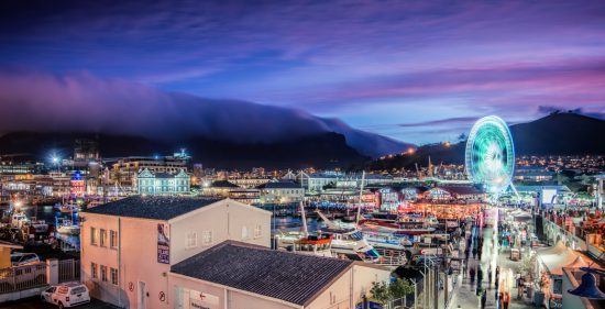 Table Mountain envolta pela neblina durante pôr do sol