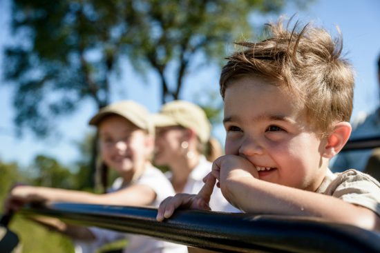 Kinder auf einer Pirschfahrt im Singita Private Game Reserve