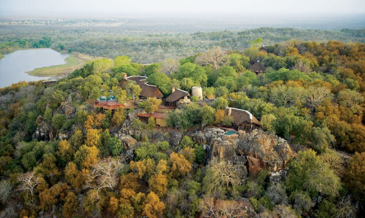 Häuser mitten im Wald in Simbabwe