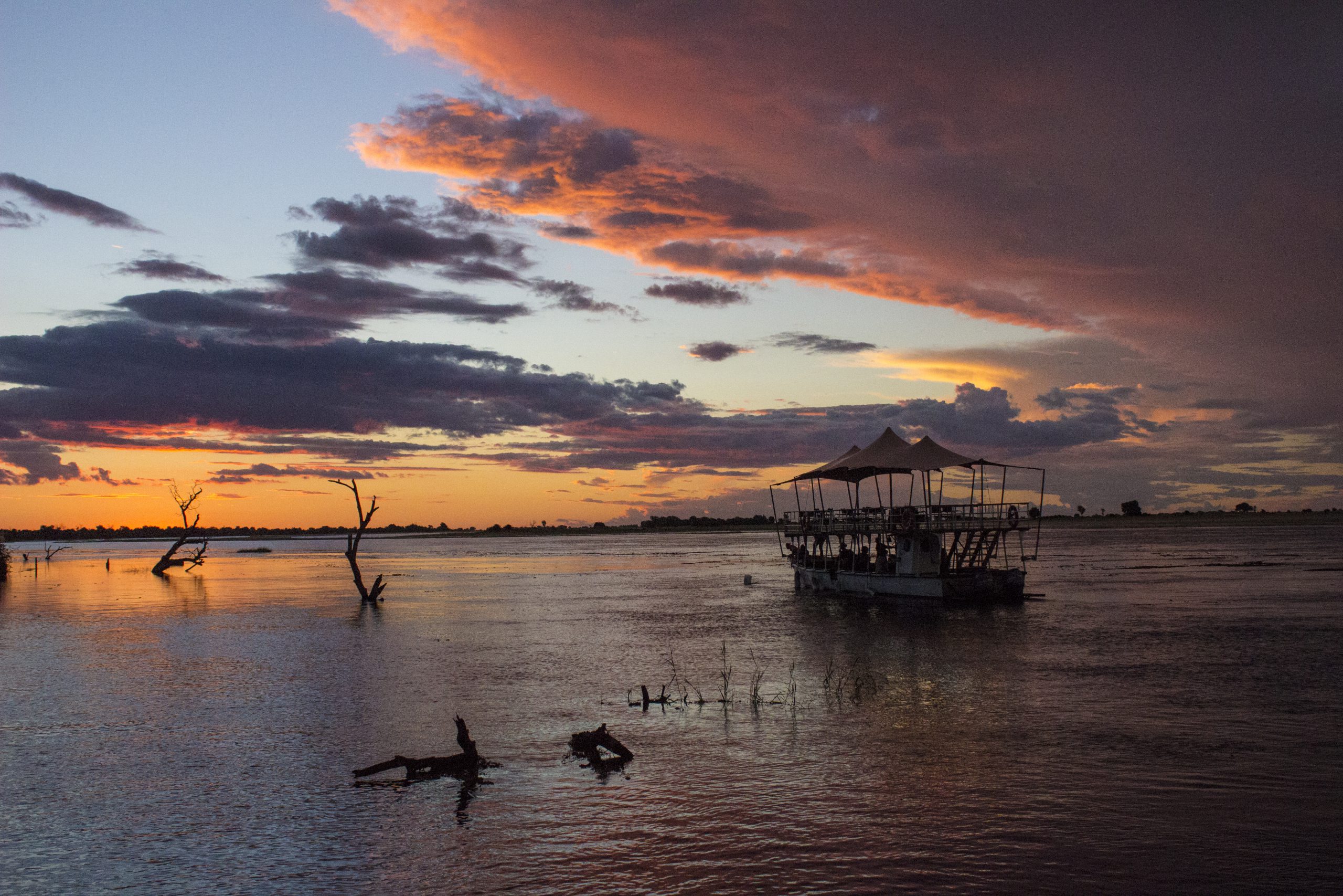 Croisière au coucher du soleil sur la rivière Chobe au Botswana.