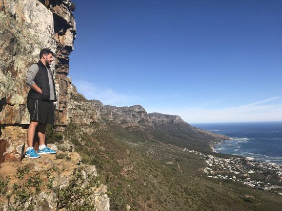 Amarilio observa o oceano enquanto escala Table Mountain