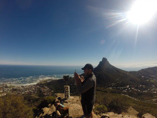 Amarilio registra momento enquanto Lion's Head e o sol aparecem ao fundo