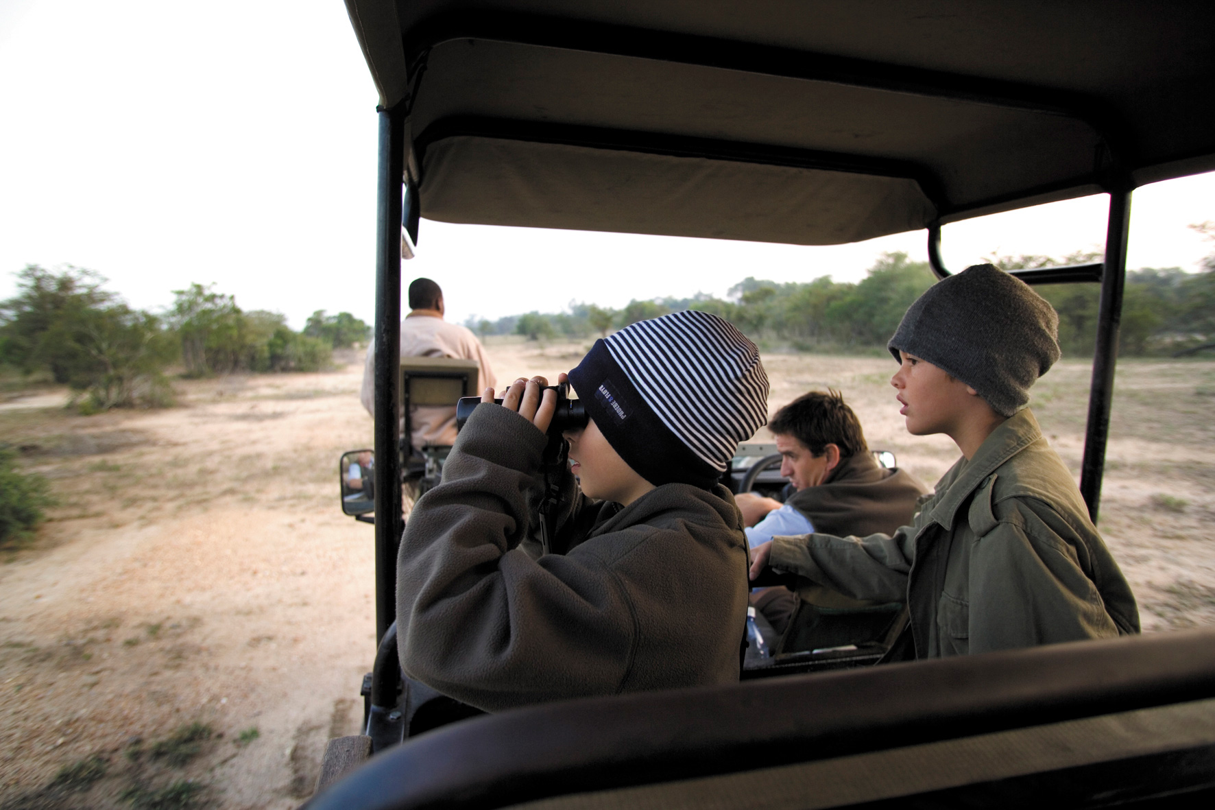 Enfant en safari regardant avec des jumelles