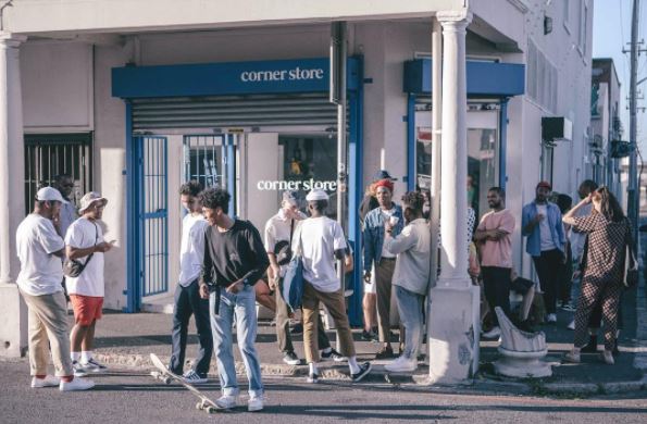 Jovens se divertem na frente da Corner Store