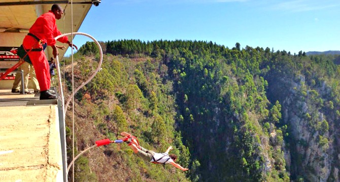 Um típico salto de bungee jump na África do Sul