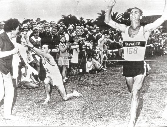 Registro histórico de corredores chegando à reta final da Comrades Marathon